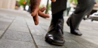 Trova portafogli con 33mila euro dentro e lo restituisce