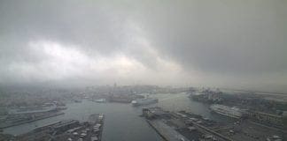 Genova, operai finiscono in mare mentre lavorano a bordo di un muletto