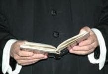 Vuole fare la chierichetta ma il parroco dice no perché femmina Parroco