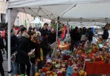 Rigiocattolo in piazza Matteotti a Genova, il mercatino che aiuta l’Africa