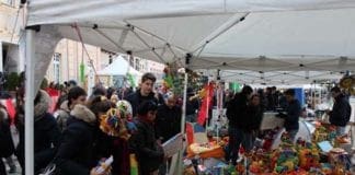 Rigiocattolo in piazza Matteotti a Genova, il mercatino che aiuta l’Africa