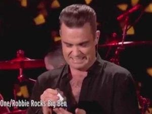 Robbie Williams mentre si disinfetta le mani