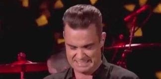 Robbie Williams saluta i fan e si disinfetta le mani, la foto è virale