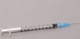 Finale, minaccia la commessa con una siringa e rapina il supermercato: arrestato siringa