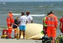 Tragedia a Finale Ligure, turista muore mentre fa il bagno in mare morto sulla spiaggia cadavere