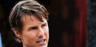 Mission: Impossible 6, Tom Cruise in moto senza casco per le vie di Parigi
