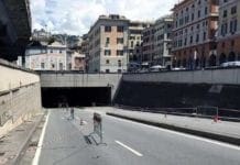Incidente nel sottopasso a Caricamento, grave una scooterista