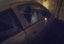 Vandali in via Bartolomeo Bianco a Oregina, infranti vetri delle auto vetri rotti auto