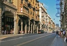 Genova – Crolla cornicione in via XX settembre, ferita una donna