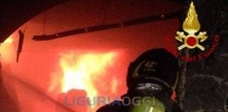 Genova, incendio ai Bagni Liggia, fiamme nella cucina Vigili del Fuoco, pompieri, incendio interno locale