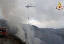 Santo Stefano d’Aveto, incendio in un bosco: interviene l’elicottero elicottero anti incendio