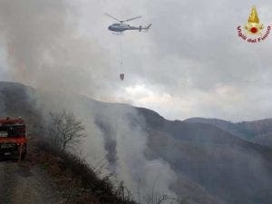 Due ettari di terreno in fiamme a Borzonasca