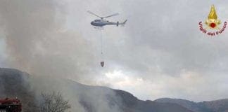 Borzonasca, in fiamme due ettari di bosco e pascolo elicottero anti incendio