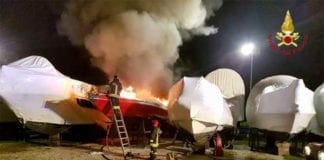 Brucia motoscafo in secca, sconosciute le cause del rogo
