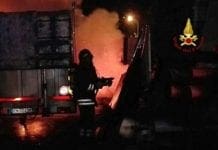 Bolzaneto, auto sfonda guardrail e vola sul piazzale di via Romairone