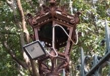 Villa Croce – Lampioni deturpati, divampano le polemiche