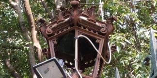 Villa Croce – Lampioni deturpati, divampano le polemiche