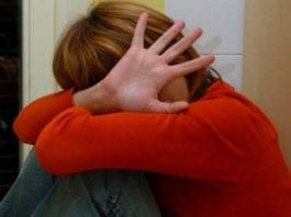 Genova, contattava ragazzine sui social e poi le violentava