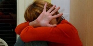 Maltratta la compagna, lei fugge in strada e chiede aiuto: arrestato 55enne