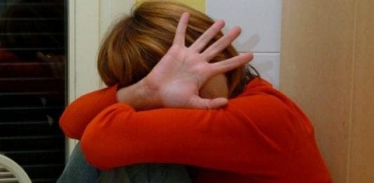 Genova, contattava ragazzine sui social e poi le violentava