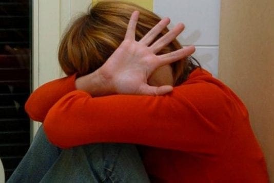 Genova, contattava ragazzine sui social e poi le violentava