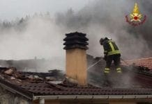 Genova, tetto in fiamme a Morego nella notte incendio tetto fiamme