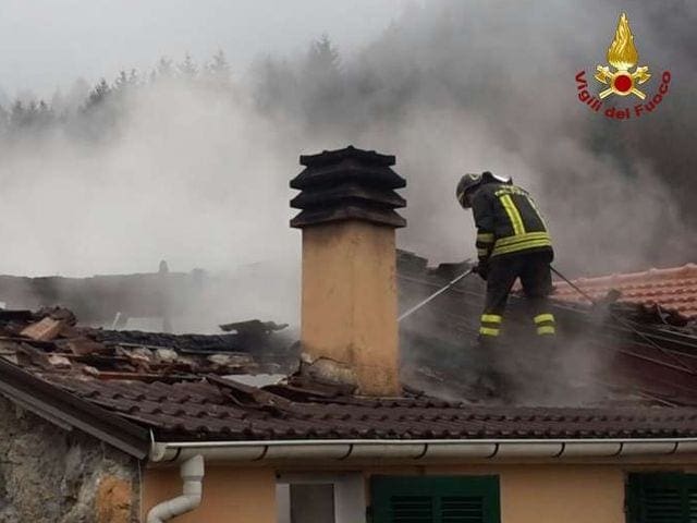 incendio tetto fiamme