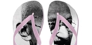 Amazon sotto accusa in India per le ciabatte con il volto di Gandhi