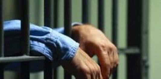 Genova, agente aggredito in carcere con una lametta carcere cella sbarre