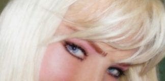 Cicciolina: mai fatto sesso con un cavallo, chiederò i danni a Google