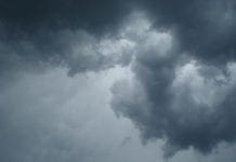 Genova, nuvole scure alle spalle della città e qualche tuono, le previsioni di Arpal nuvole