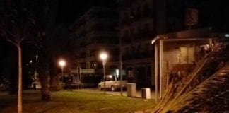 Andora, forte vento abbatte una palma in piazza Cuore Immacolato di Maria