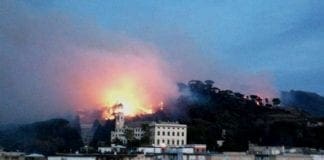 Genova – Fiamme anche nel parco di Villa Pallavicini a Pegli