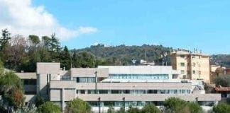 Lanciano piastrelle contro i bambini che escono da scuola, paura a Quezzi