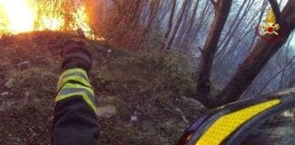 Incendi in Liguria, l’Imperiese brucia ancora vigili fuoco incendio bosco fiamme