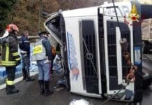 Sestri Ponente, incendio nella zona industriale in via Bressanone