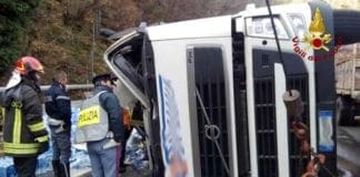 Cairo Montenotte, tir si ribalta in autostrada: due feriti