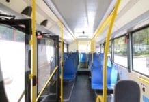 Ruba il portafogli a bordo di un bus e scappa, arrestato