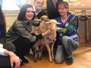 Laura Boldrini con Gaia e Gioia, i due agnellini adottati