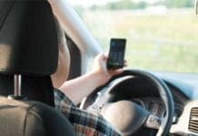 Genova, in moto in borghese: i vigili danno la caccia a chi usa il cellulare alla guida