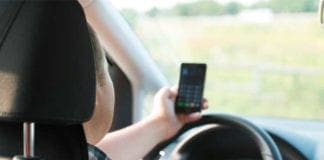 Genova, in moto in borghese: i vigili danno la caccia a chi usa il cellulare alla guida