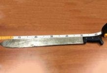 Savona, aggredisce la moglie e la minaccia con un machete: arrestato 43enne