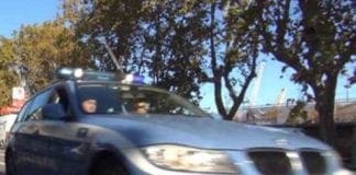 Staglieno, minaccia di morte una commessa poi scappa nel greto del fiume: arrestato