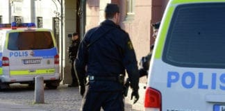 Stoccolma, camion si abbatte sulla folla. Diversi feriti e tre vittime