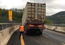 Tir perde rimorchio sulla A7 tra Bolzaneto e Busalla, traffico in tilt