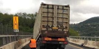 Tir perde rimorchio sulla A7 tra Bolzaneto e Busalla, traffico in tilt