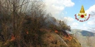 Incendio in un bosco di Varese Ligure