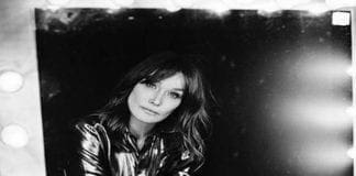 Musica – Carla Bruni annuncia l’uscita di “French Touch” Carla Bruni