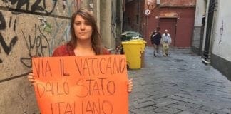 Papa Francesco a Genova – Giovane bloccata mentre protesta