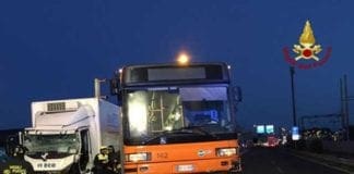 Mestre, camion contro bus: 24 feriti